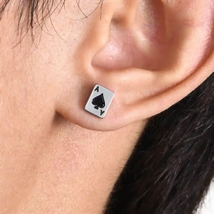 Oorstekker voor mannen in roestvrij staal gevormd als speelkaart Ace of Spades (per stuk verkocht).