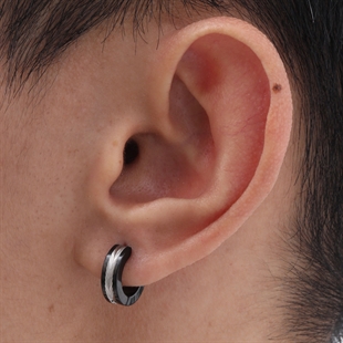 Zwarte roestvrij stalen oorbel met zilverkleurig gegroefd midden – Black Steel Groove Hoop