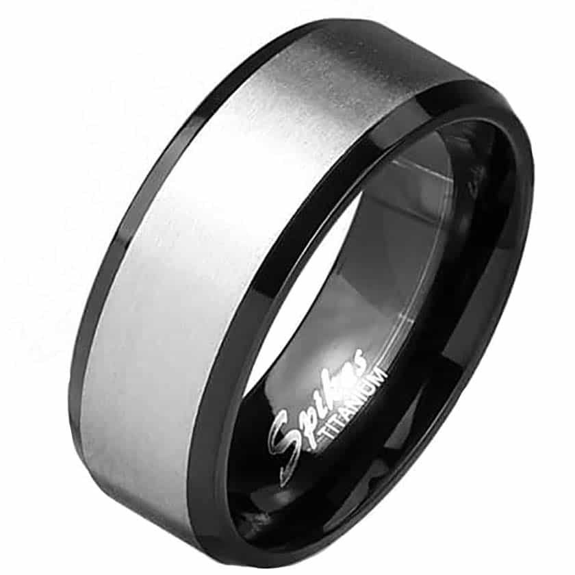 Geleidbaarheid Het formulier Moet De ring voor mannen is hier in Titanium op 8mm in breedte