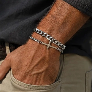 Eenvoudige dubbele armband met kruis en roestvrij staal.