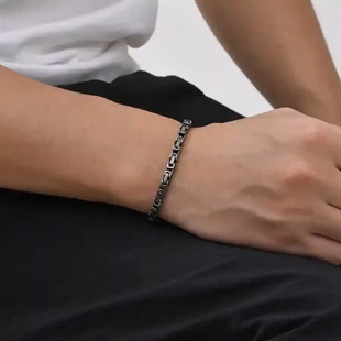 Herenarmband in geoxideerd roestvrij staal met antieke zilverafwerking van marjoe.nl