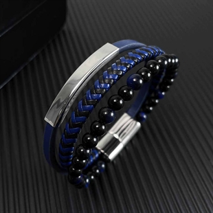 Blauwe armband met leer en parels.