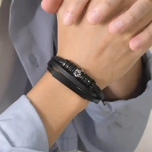 Zwarte voetbalarmband in echt leer en roestvrij staal – herensieraad met sportief ontwerp