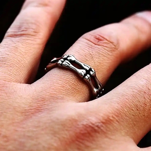 Skull ring voor mannen in roestvrij staal met bone-design gedragen aan vinger