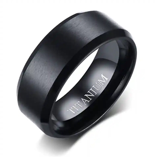 Zwarte herenring in titanium met matte afwerking en IP black plating, 8 mm breed, minimalistisch design