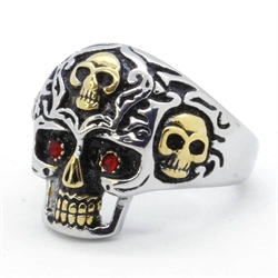 Scull ring met rode steen.