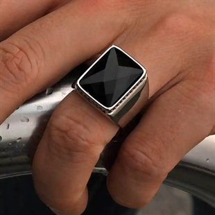 Herenring in roestvrij staal met grote vierkante facetgeslepen zwarte steen – Black Titan Square Ring.