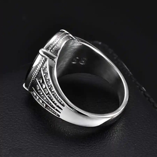 Mannenring in roestvrij staal met zwarte agaatsteen en gedetailleerde stalen zijkanten – Black Agate Power Ring.