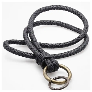 Sleutelhanger in zwaar bolo leer "MOZ"