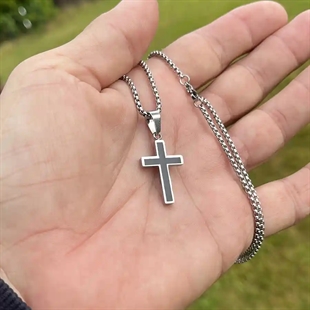 Nordic Faith – Kruishanger in glanzend staal