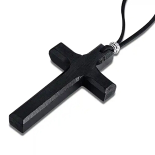 Houten kruis met leren koord Zwart