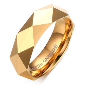 Gouden facet geslepen wolfraam ring met glans.