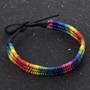 LGBT+ armbanden in frisse kleuren.