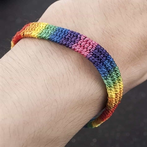 LGBT+ armbanden in frisse kleuren.