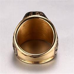 Ring met rode steen