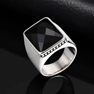 Herenring in roestvrij staal met grote vierkante facetgeslepen zwarte steen – Black Titan Square Ring.