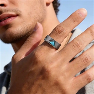 New Nordic – geoxideerde stalen ring met turkoois steen