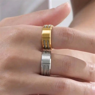 Staaldraad designring in verguld roestvrij staal.