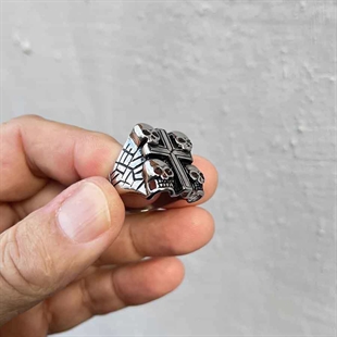 "Design ring" 4 keer doodskop.