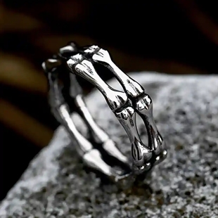 Skull ring voor mannen in roestvrij staal met bone-design gedragen aan vinger