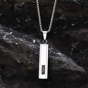 Herensieraad in roestvrij staal met rechthoekige bar hanger en CZ-details