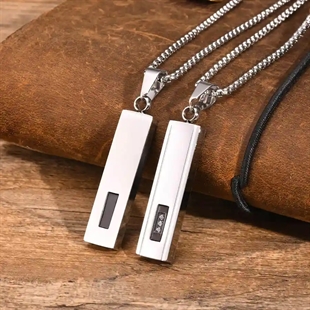 Herensieraad in roestvrij staal met rechthoekige bar hanger en CZ-details