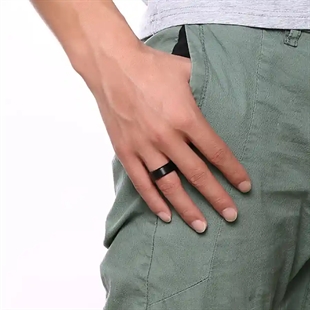 Zwarte herenring in titanium met matte afwerking en IP black plating, 8 mm breed, minimalistisch design